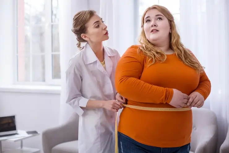 big-weight-serious-professional-doctor-talking-with-fat-woman-measuring-her_259150-29653